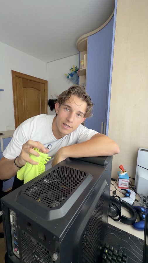 Sergi Molina editando contenido